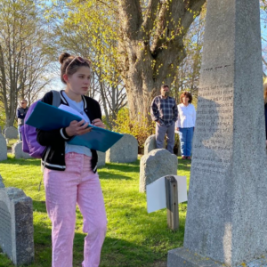 一位年轻女士站在马萨诸塞州普利茅斯的威廉·布拉德福德墓前.