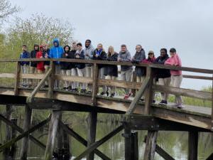 高中学生站在康科德的桥上